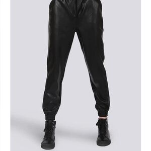 🌿 LA CLASSE COUTURE Black Vegan Leather Joggers, Size M ~ EUC